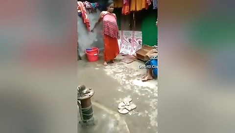 Bhabhi Ready For Bathing