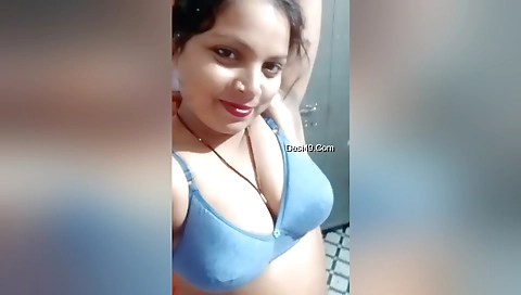 Today Exclusive-horny Desi Bhabhi Sucking Her Boobs