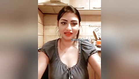 Today Exclusive-sexy Bhabhi Showing Ass