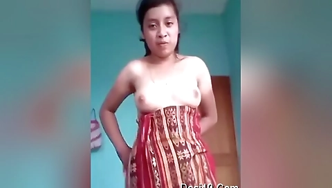 Desi Girl Showing Her Boobs