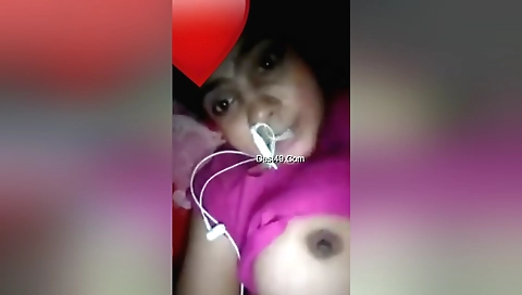 Today Exclusive- Desi Girl Showing Her Boobs