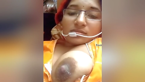 Sexy Bhabhi Shows Milky Boobs