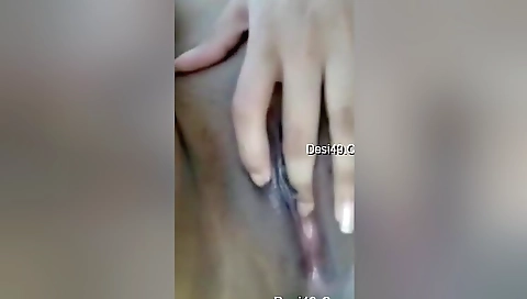Today Exclusive-sexy Desi Girl Showing Boobs And Fingering