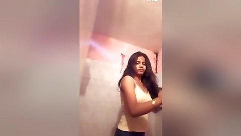 Desi Girl Shows Her Boobs