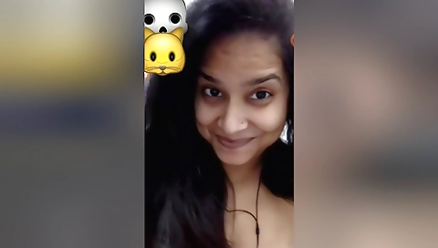 Today Exclusive- Sexy Desi Girl Showing Her Boobs