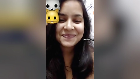 Today Exclusive- Sexy Desi Girl Showing Her Boobs