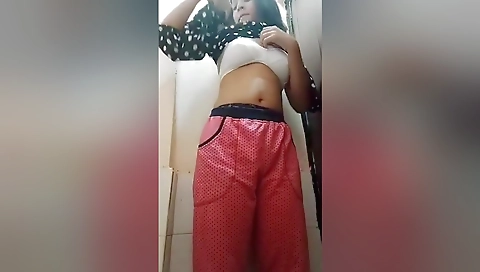 Dekhiye Kya Kar Rahi Hai