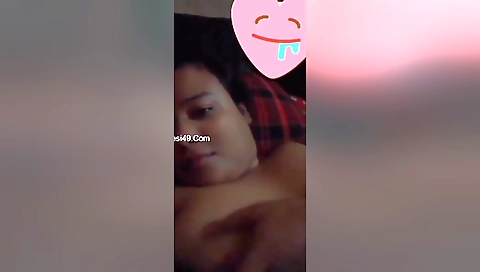 Desi Bhabhi Shows Her Boobs