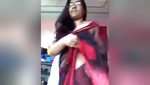 Sexy Desi Bhabhi Showing Her Big Boobs 12