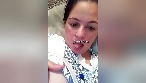 Today Exclusive -bhabhi Shows Her Boobs