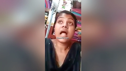 Today Exclusive- Desi Village Girl Shows Her Boobs On Vc