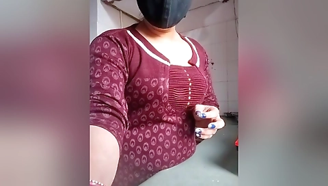 Naughty Bhabhi Pissing On Live Cam Show