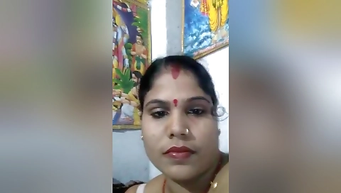 Beautiful Dehati Wife Showing Her Naked Pussy