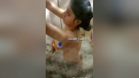 Today Exclusive- Desi Girl Bathing