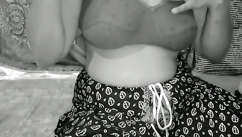 Mature Girl Showing In Boobs