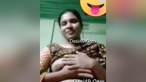 Desi Bhabhi Shows Her Boobs