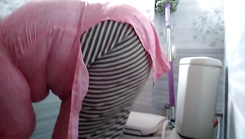 Tamil Aunty Washes Clothes In Bathroom When A Guy Comes & Gives Her Rough Sex - And Give Something Behind (huge Cumshot)