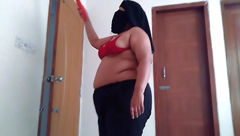 19y Old Sexy Bbw Hotel Maid Takes Off Her Bra & Nipples Show As She Sweeps The Room Then She Sex With The Hotel Guests