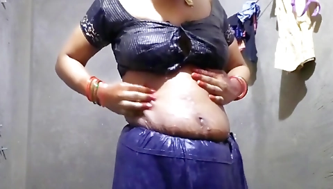 Hot Indian Women Sex In Bathroom, Indian Desi Bhabhi Ki Chudai Bathroom Me - Sexy Wife